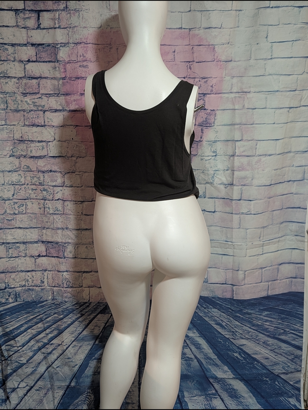 Moss Crossing Black Graphic Crop Tank - Picture 2 of 2